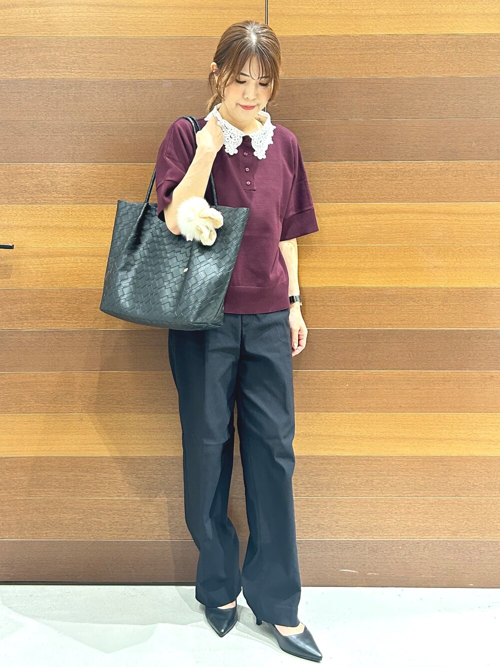レッド系のニット/セーター、ブラック系のその他パンツ、ブラック系のトートバッグを着用したレディースの秋コーディネートの3枚目の写真