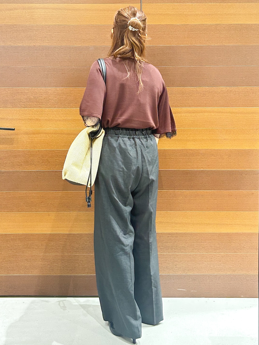 ブラウン系のニット/セーター、グレー系のその他パンツ、ホワイト系のトートバッグを着用したレディースの秋コーディネートの4枚目の写真
