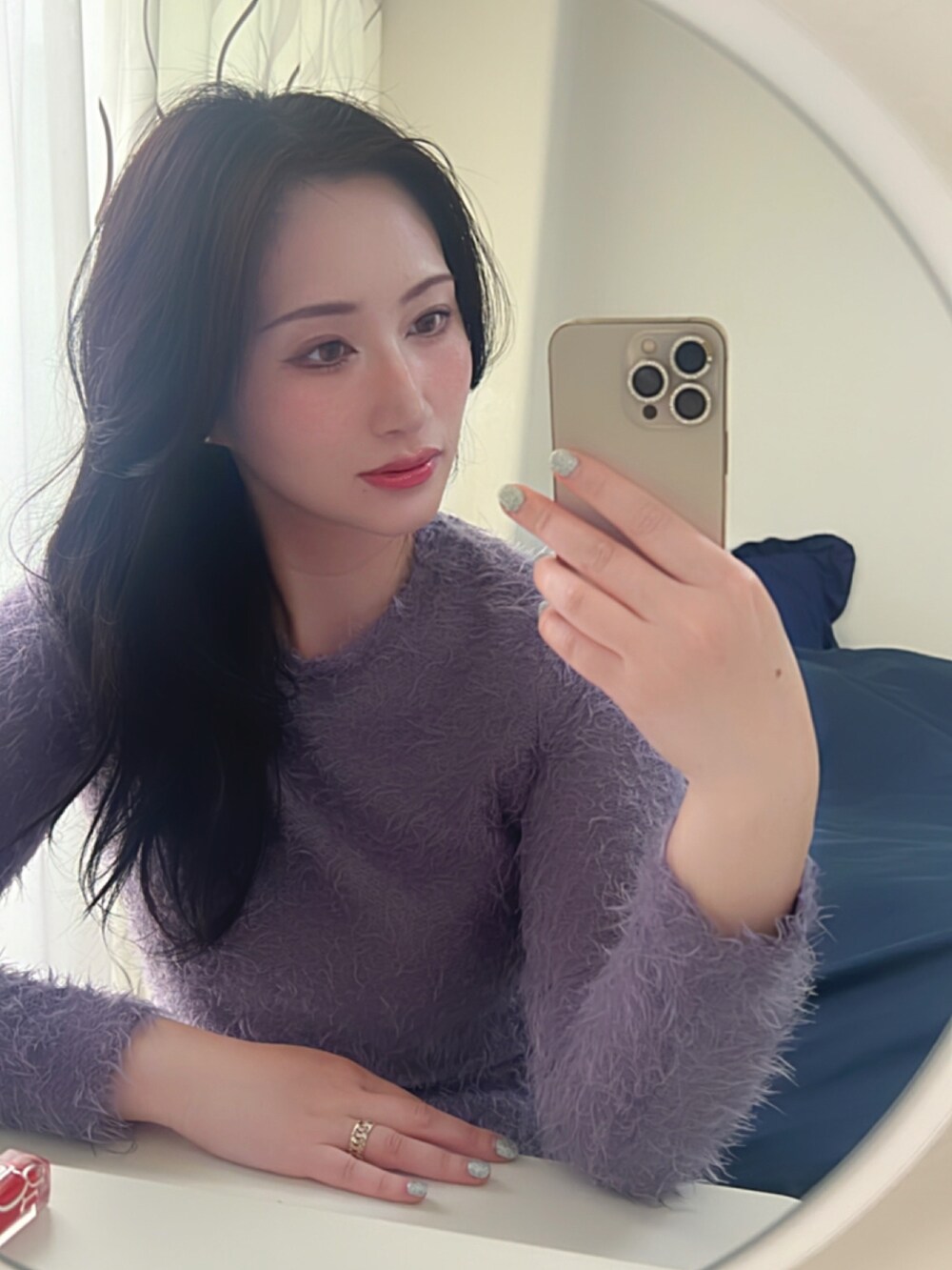 パープル系のニット/セーターを着用したレディースの春コーディネートの2枚目の写真