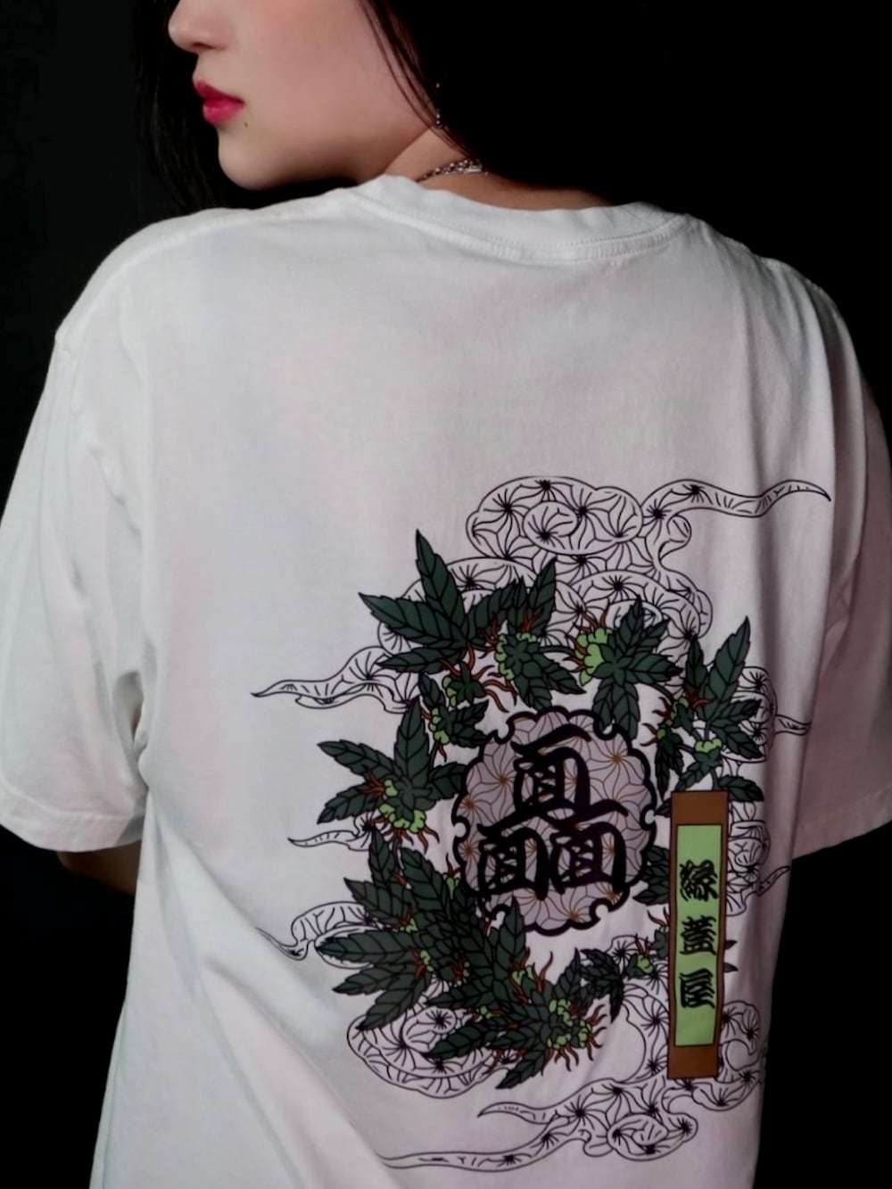 ホワイト系のシャツ/ブラウス、シルバー系のネックレスを着用したレディースの秋コーディネートの2枚目の写真