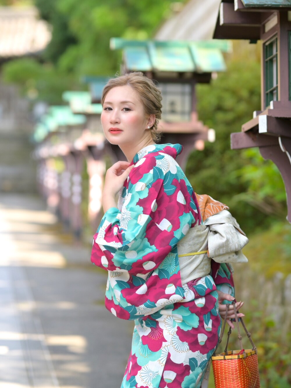 ホワイト系のピアス（両耳用）を着用したレディースの夏コーディネートの3枚目の写真