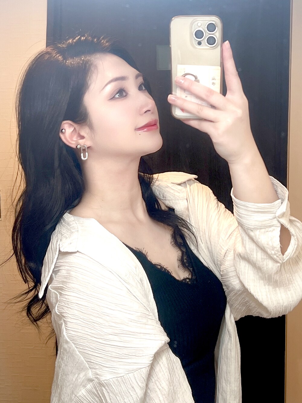 ブラック系のタンクトップ、ホワイト系のシャツ/ブラウスを着用したレディースの春コーディネートの2枚目の写真