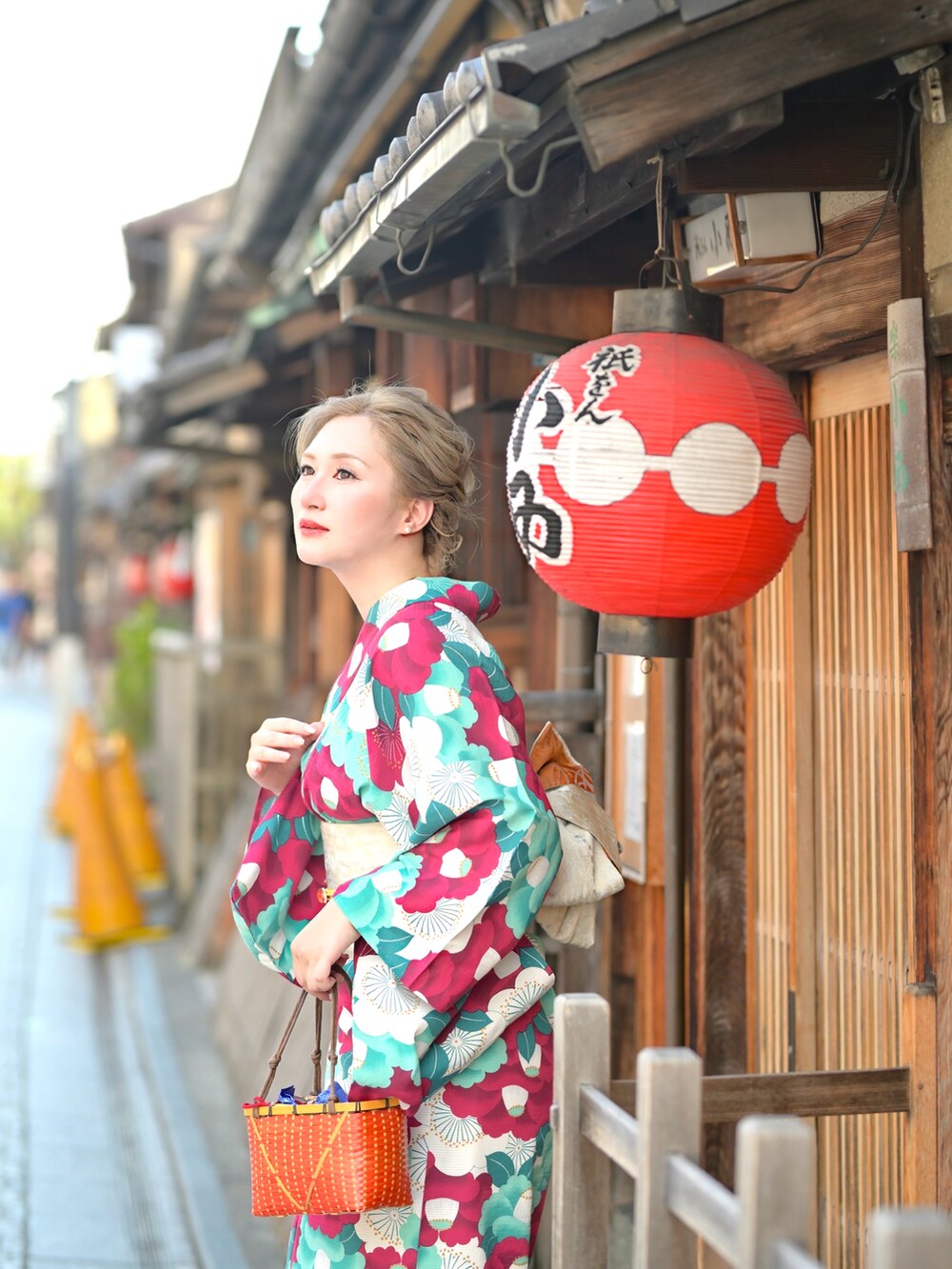 ホワイト系のピアス（両耳用）を着用したレディースの夏コーディネートの2枚目の写真