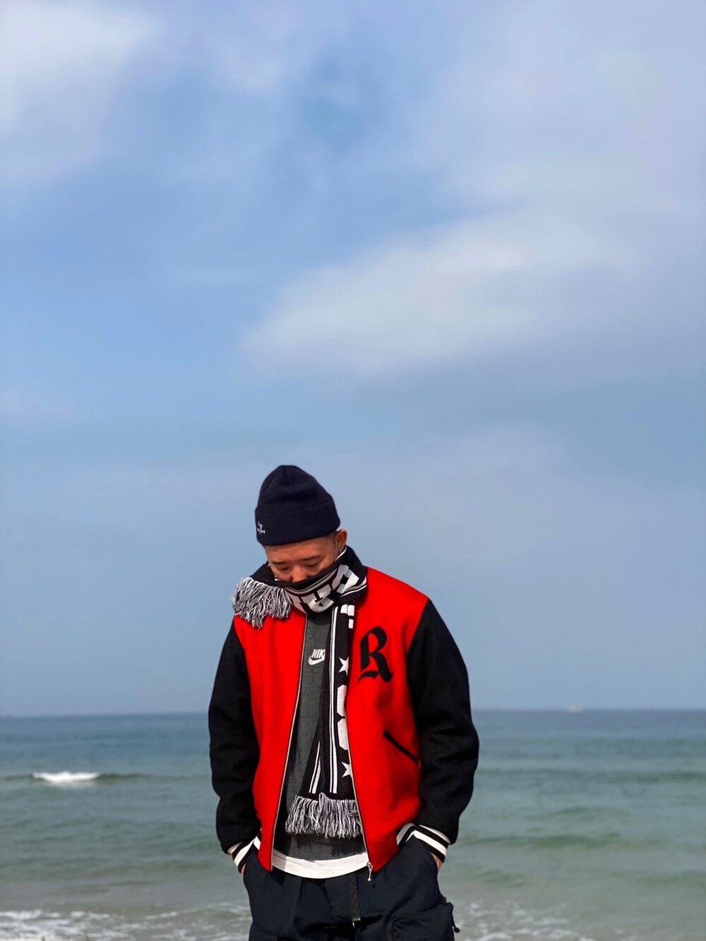 ブラウン系のブーツ、ブラック系のカーゴパンツ、ブルー系のニットキャップ/ビーニーを着用したメンズの秋コーディネートの2枚目の写真