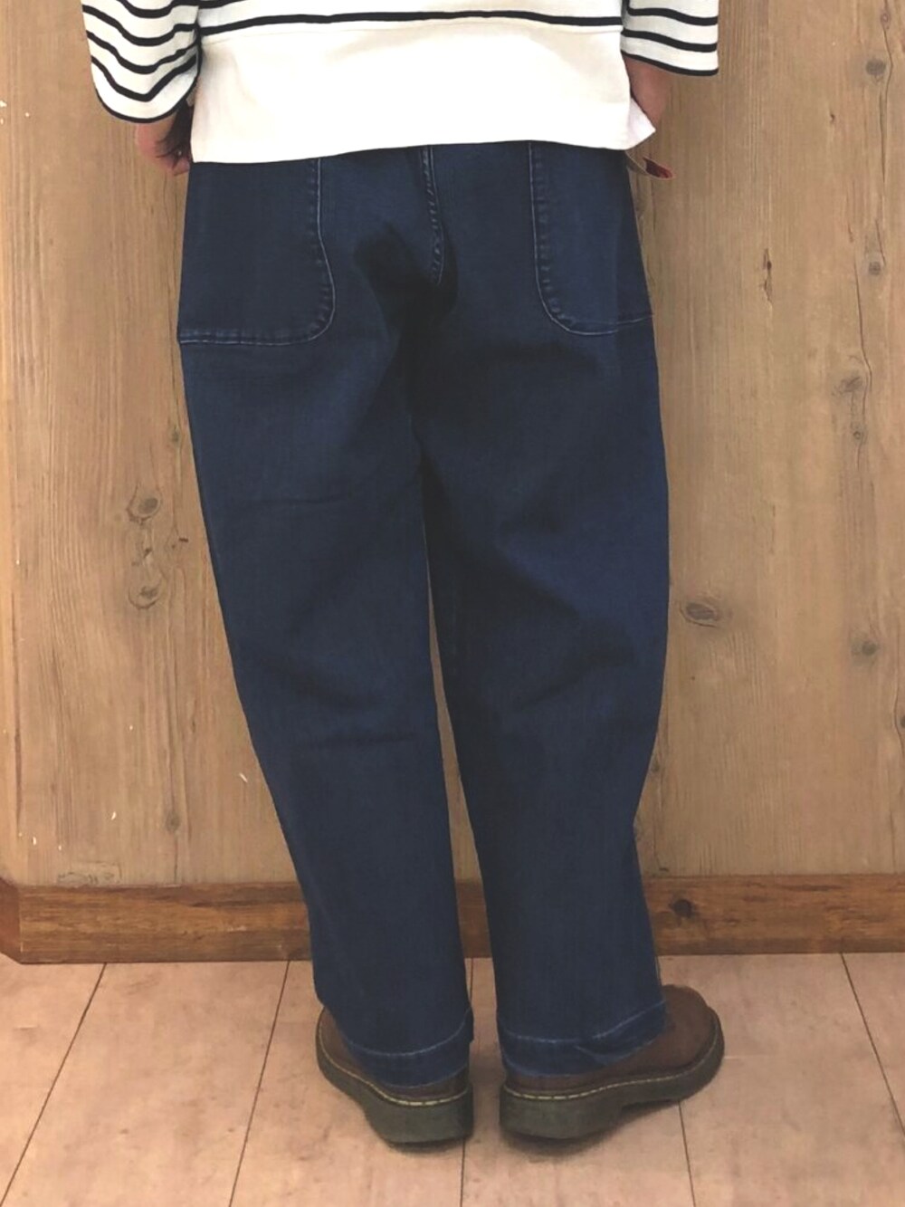 ブルー系のデニムジャケット、ブルー系のデニムパンツ、ホワイト系のTシャツ/カットソーを着用したレディースの春コーディネートの5枚目の写真