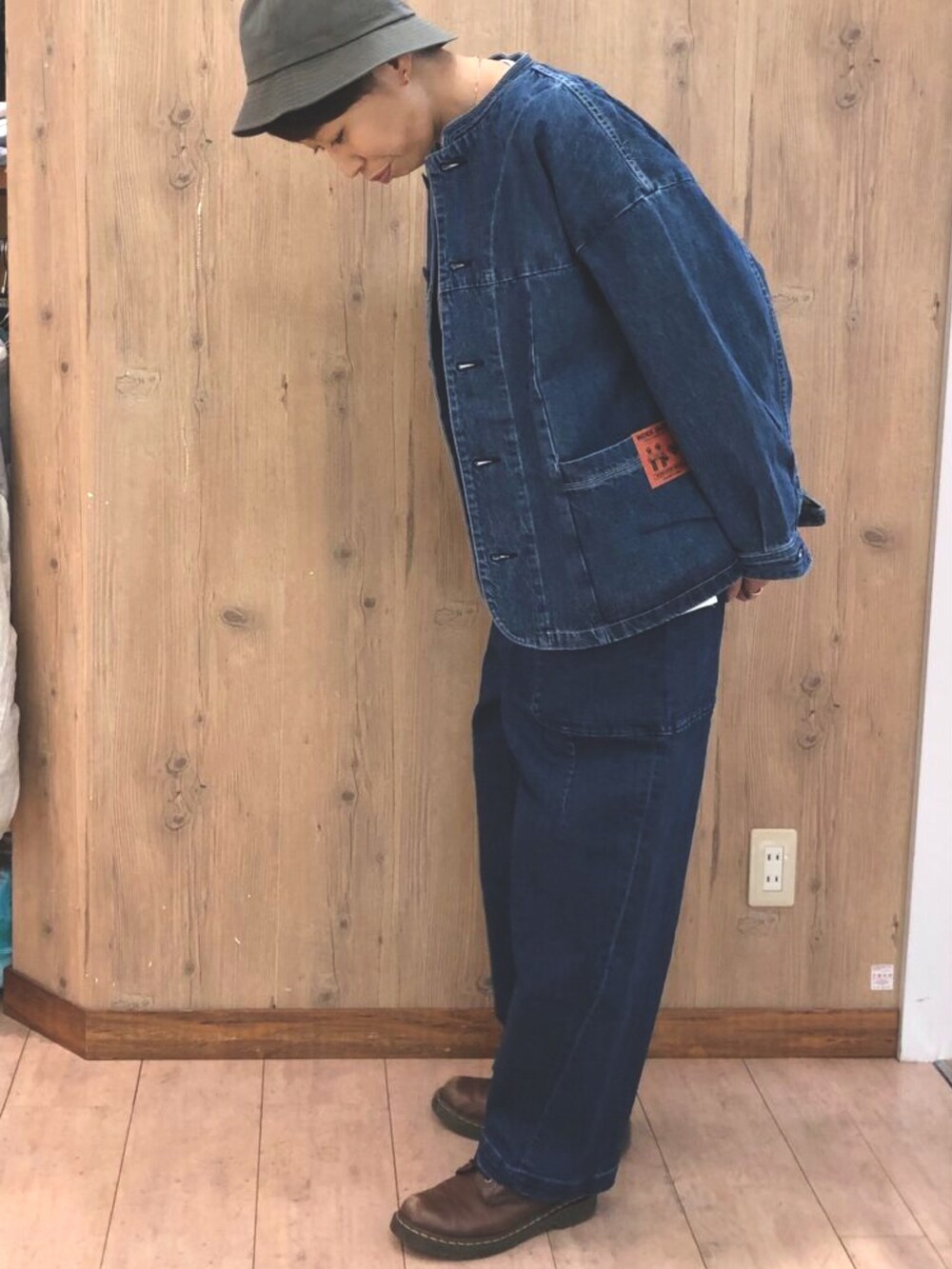 ブルー系のデニムジャケット、ブルー系のデニムパンツ、ホワイト系のTシャツ/カットソーを着用したレディースの春コーディネートの2枚目の写真
