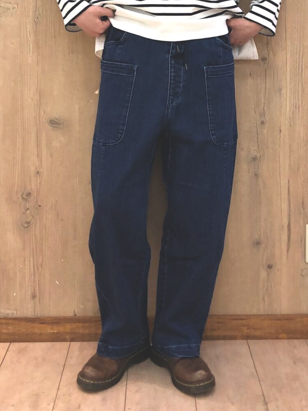 ブルー系のデニムジャケット、ブルー系のデニムパンツ、ホワイト系のTシャツ/カットソーを着用したレディースの春コーディネートの4枚目の写真