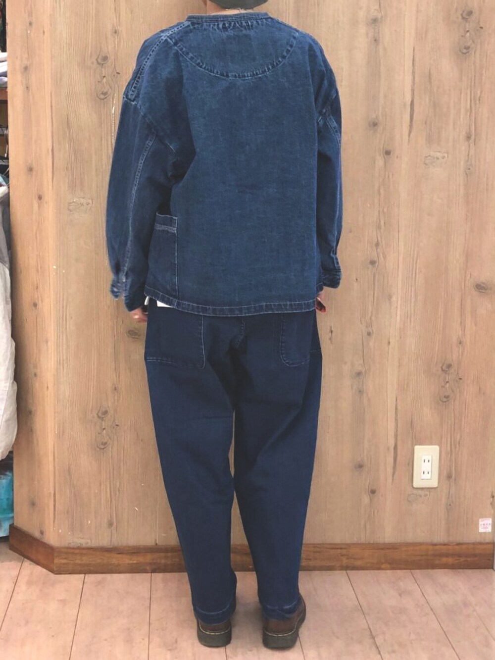 ブルー系のデニムジャケット、ブルー系のデニムパンツ、ホワイト系のTシャツ/カットソーを着用したレディースの春コーディネートの3枚目の写真