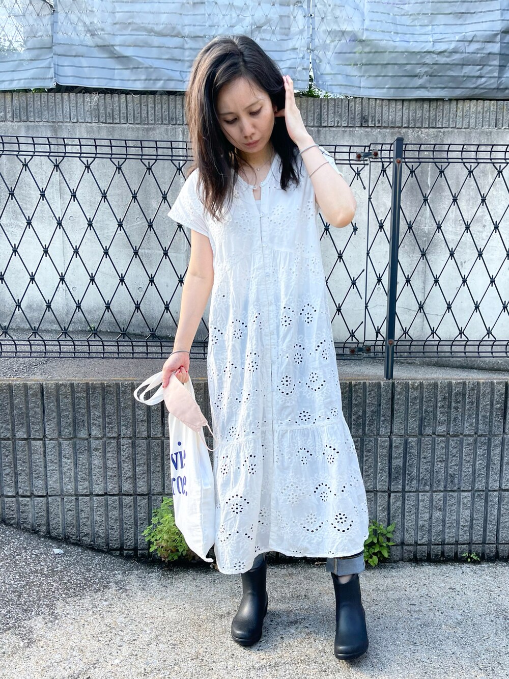 「低身長、低身長コーデ、長靴コーデ、雨の日コーデ、サマンサ モスモス(Samansa Mos2)、エコバッグ、白ワンピース、スカラップワンピース」｜「ORNEのアイテム（トートバッグ、ホワイト系）」を使った、ukiさん（レディース・154cm）の夏コーディネートの2枚目の写真