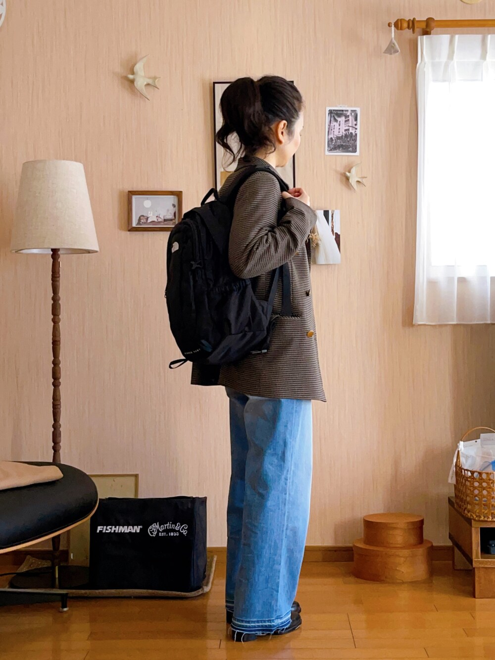 グレー系のスウェット、その他のその他アウター、ブルー系のデニムパンツを着用したレディースの春コーディネートの2枚目の写真