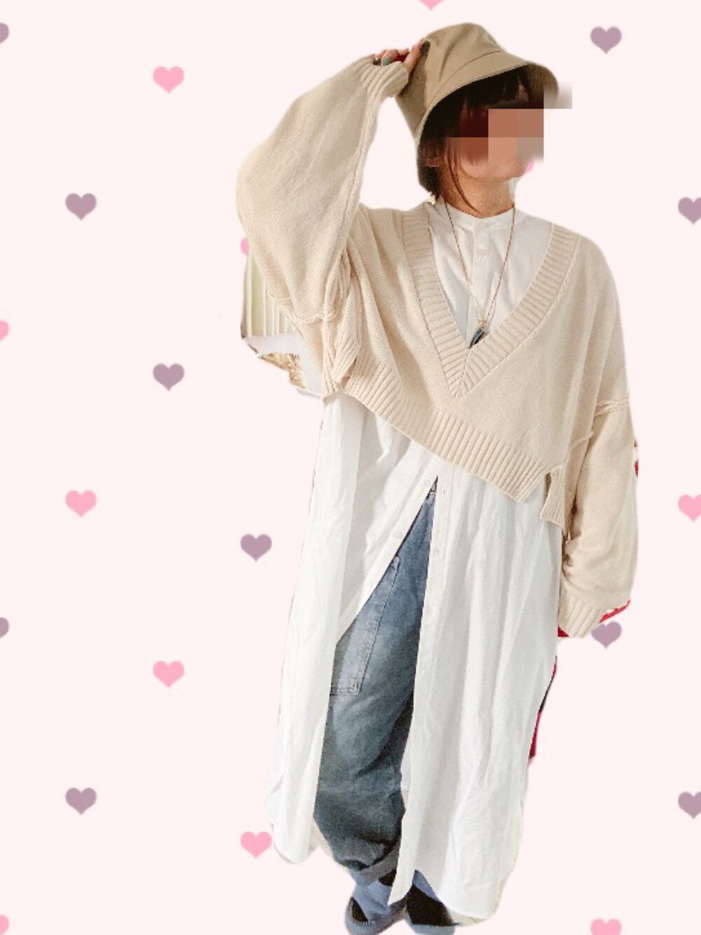 ブルー系のデニムパンツ、ベージュ系のニット/セーターを着用したレディースの秋コーディネートの2枚目の写真