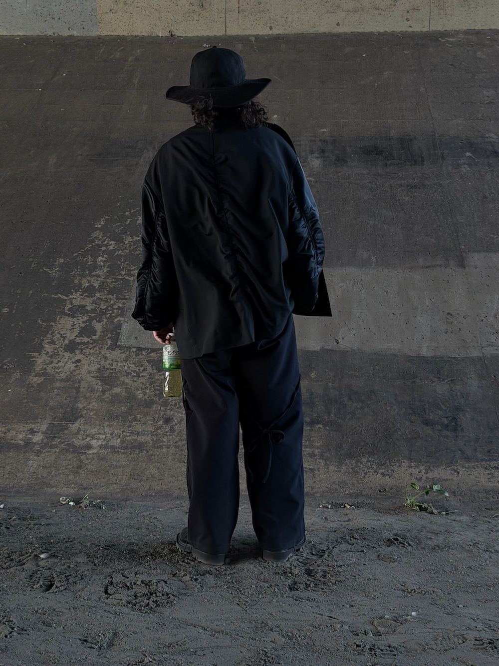 ブラック系のテーラードジャケット、ブラック系のスラックス、ブラック系のドレスシューズを着用したメンズの冬コーディネートの3枚目の写真