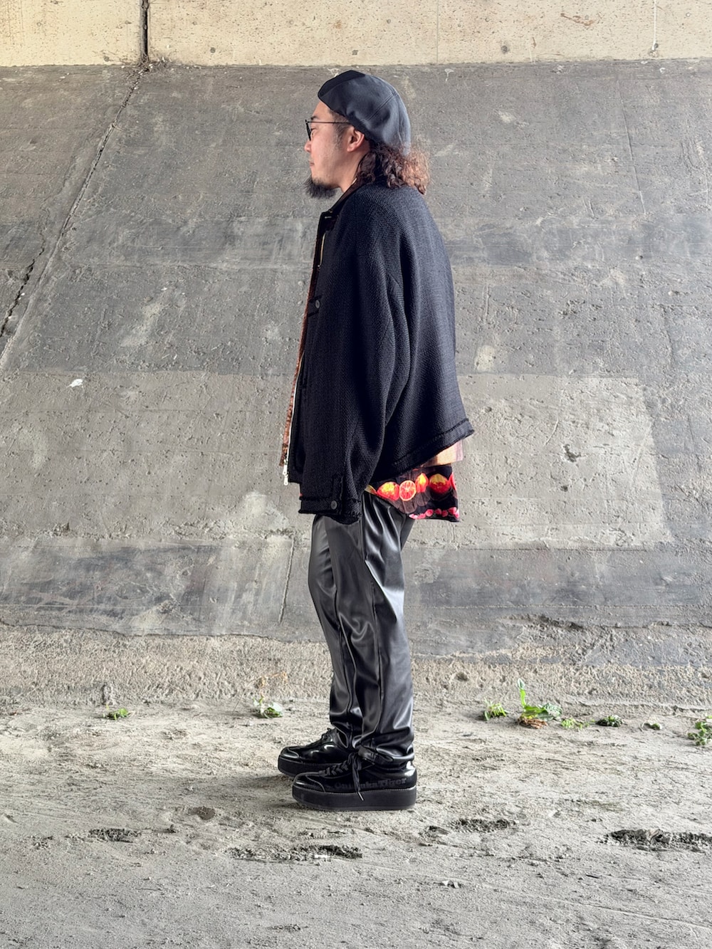 ブラック系のノーカラージャケット、ゴールド系のその他アウター、ブラック系のシャツ/ブラウスを着用したメンズの春コーディネートの2枚目の写真