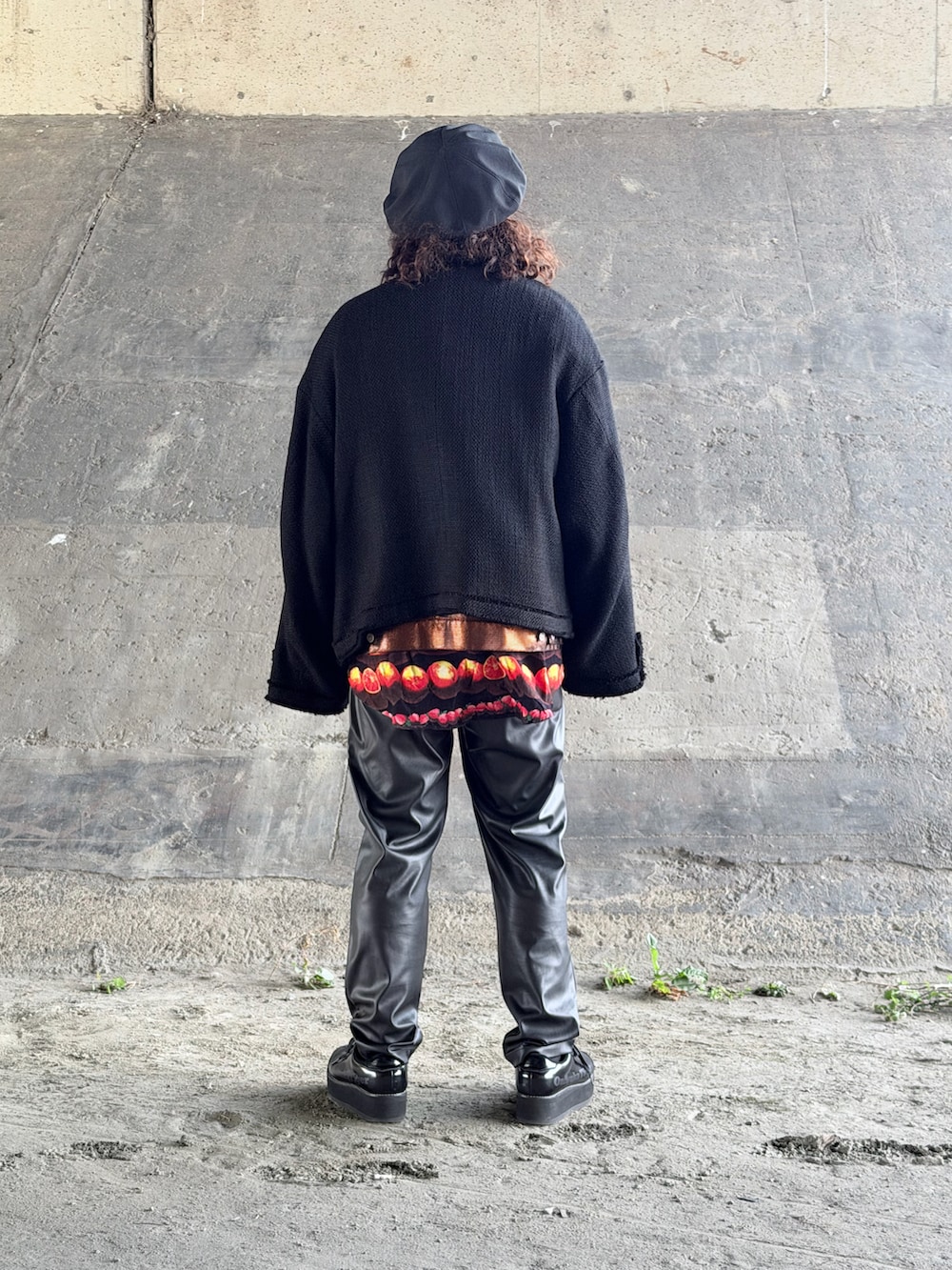 ブラック系のノーカラージャケット、ゴールド系のその他アウター、ブラック系のシャツ/ブラウスを着用したメンズの春コーディネートの3枚目の写真