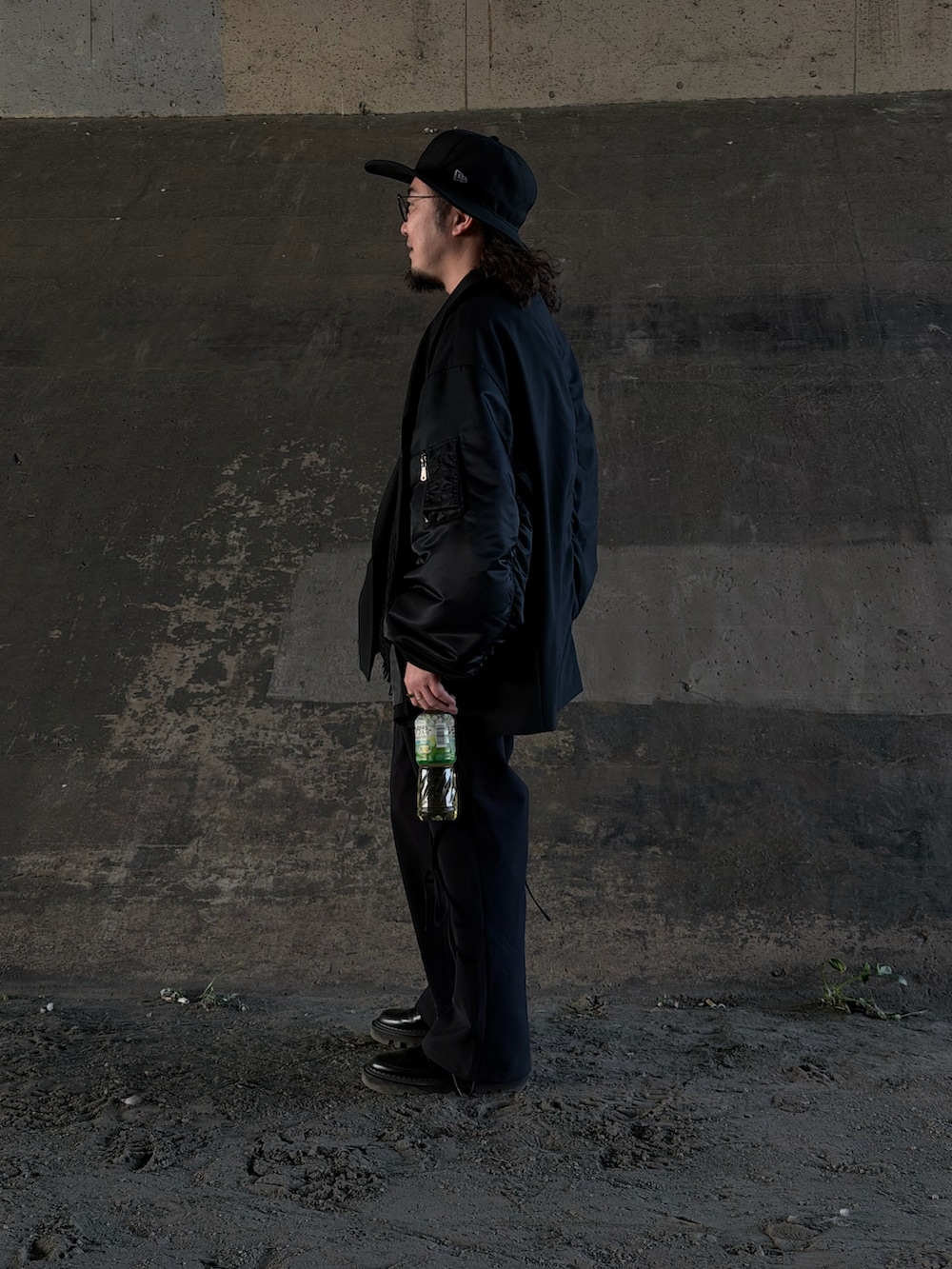 ブラック系のテーラードジャケット、ブラック系のスラックス、ブラック系のドレスシューズを着用したメンズの冬コーディネートの2枚目の写真