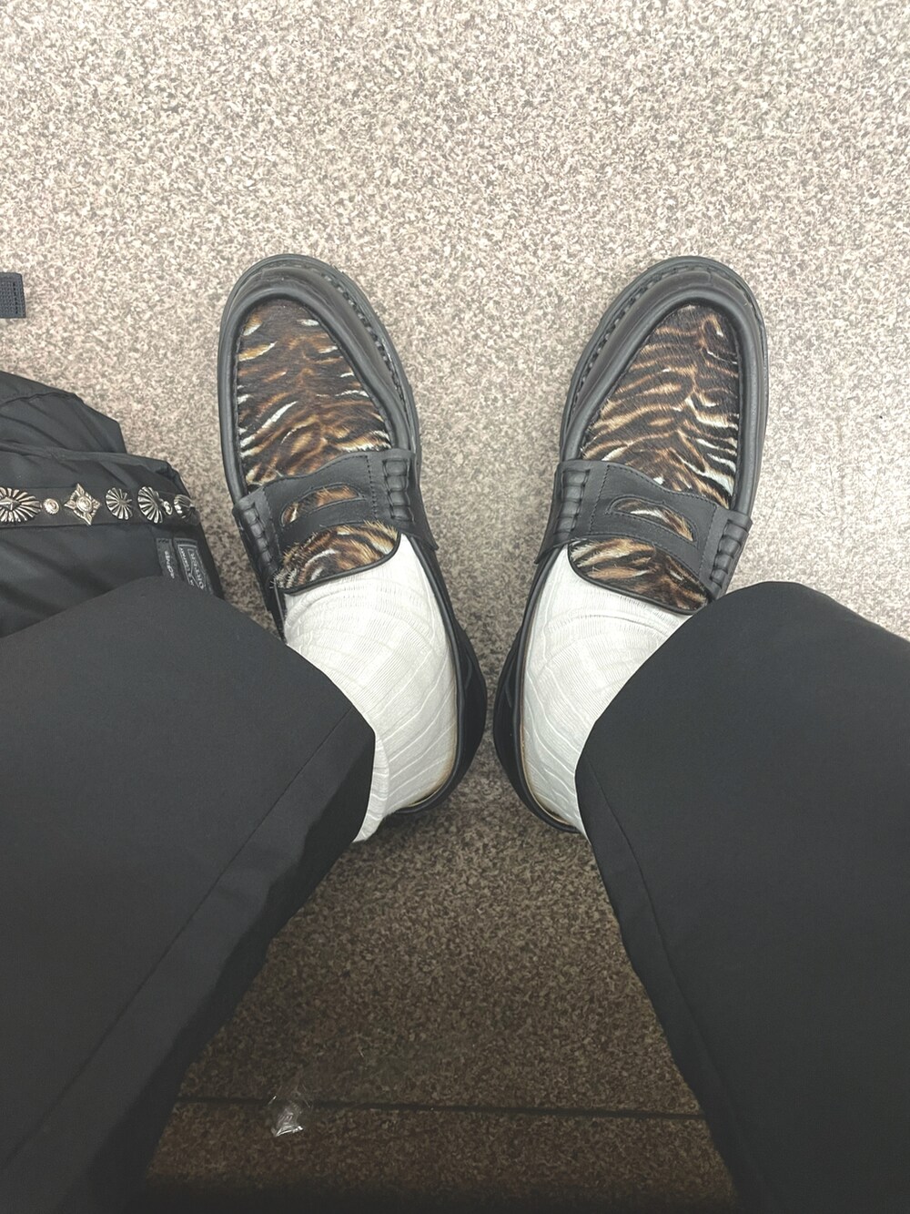 ブラック系のパンツ、ブラック系のローファー、ブラック系のシャツ/ブラウスを着用したメンズの夏コーディネートの2枚目の写真