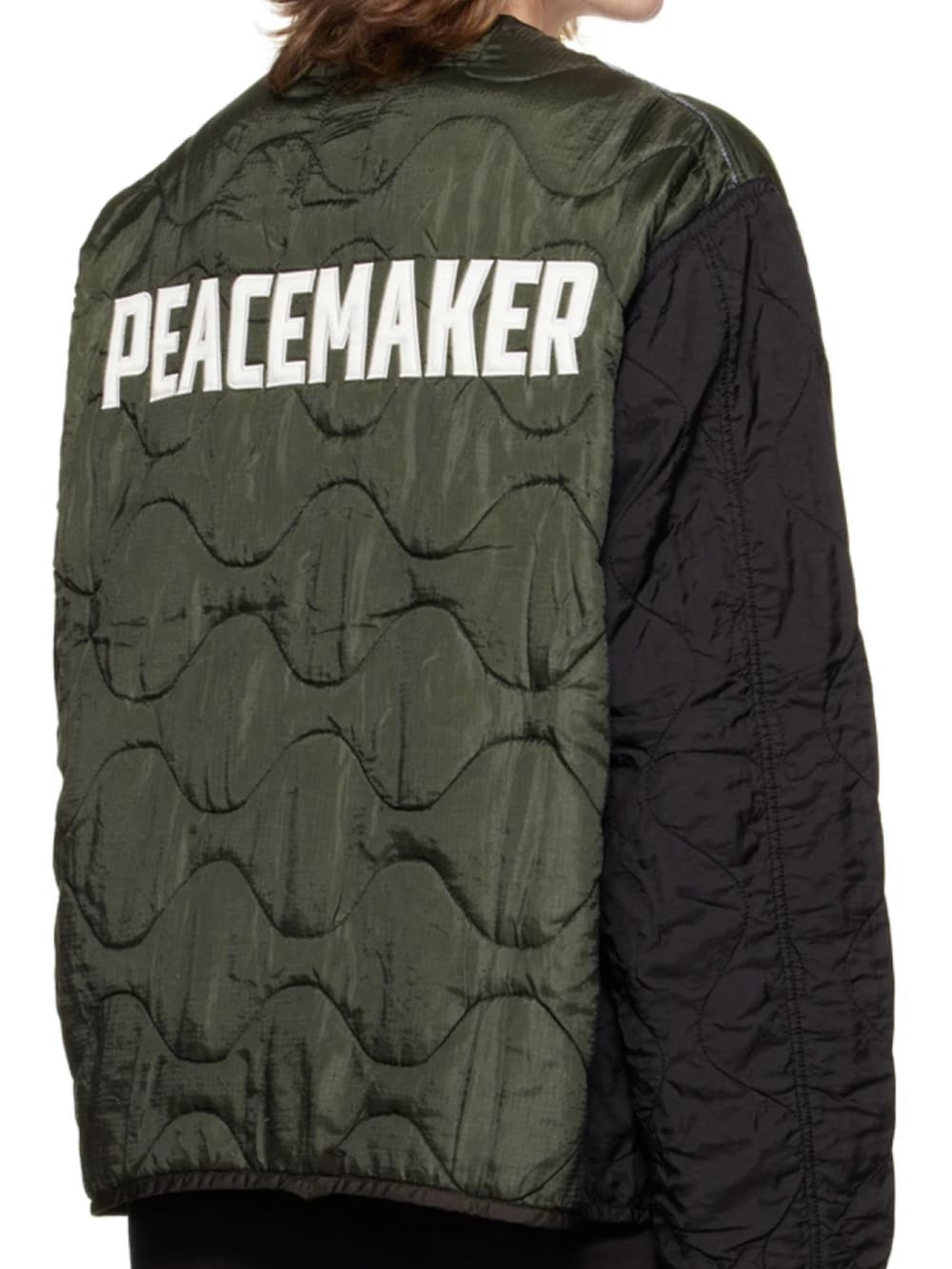 ブラック系のショルダーバッグ、グリーン系のミリタリージャケット、ベージュ系のカーゴパンツを着用したメンズの春コーディネートの2枚目の写真