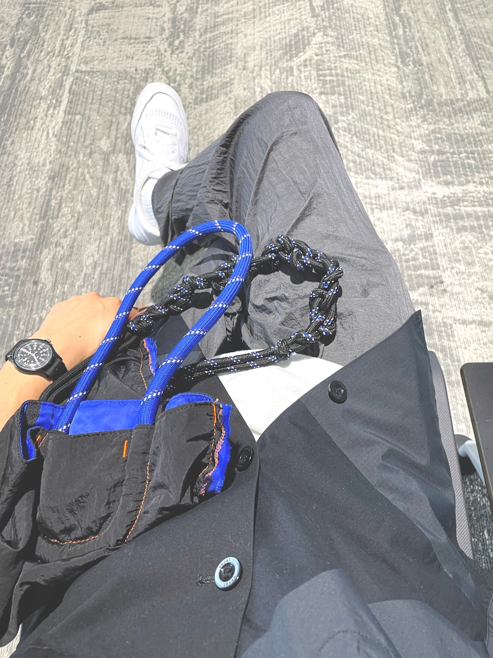 ブラック系のシャツ/ブラウス、ブラック系のバックパック/リュック、グレー系のパンツを着用したメンズの夏コーディネートの2枚目の写真