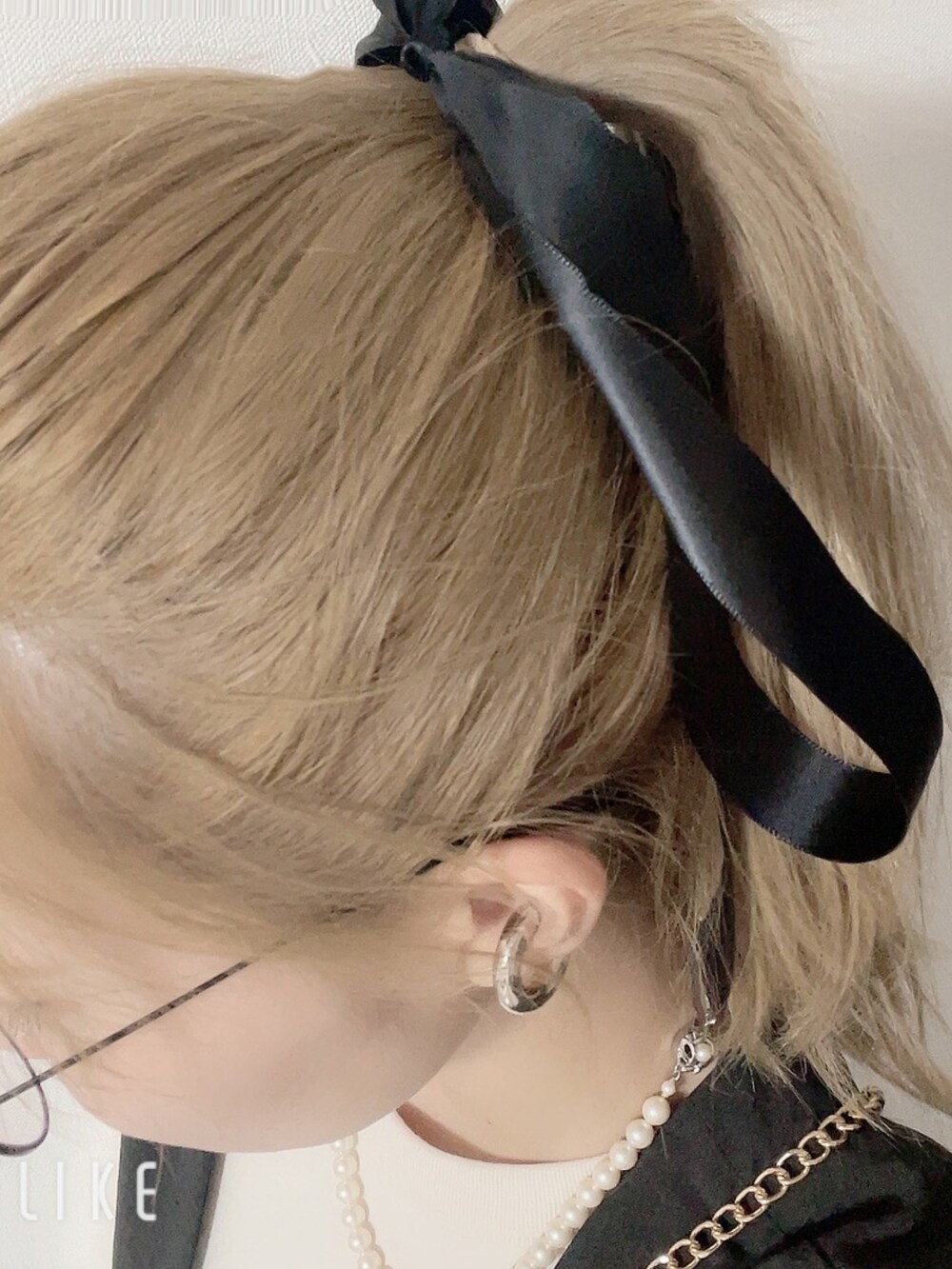 ホワイト系のTシャツ/カットソー、ブラック系のベスト、ブラック系のその他パンツを着用したレディースの夏コーディネートの2枚目の写真