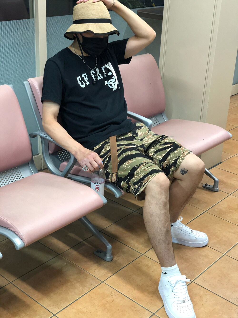 ブラック系のTシャツ/カットソー、グリーン系のカーゴパンツ、ホワイト系のスニーカーを着用したメンズの秋コーディネートの2枚目の写真