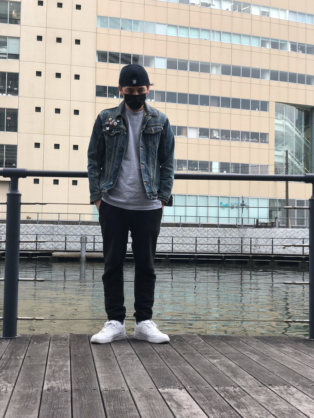 ブラック系のスウェットパンツ、ホワイト系のスニーカー、グレー系のTシャツ/カットソーを着用したメンズの秋コーディネートの2枚目の写真