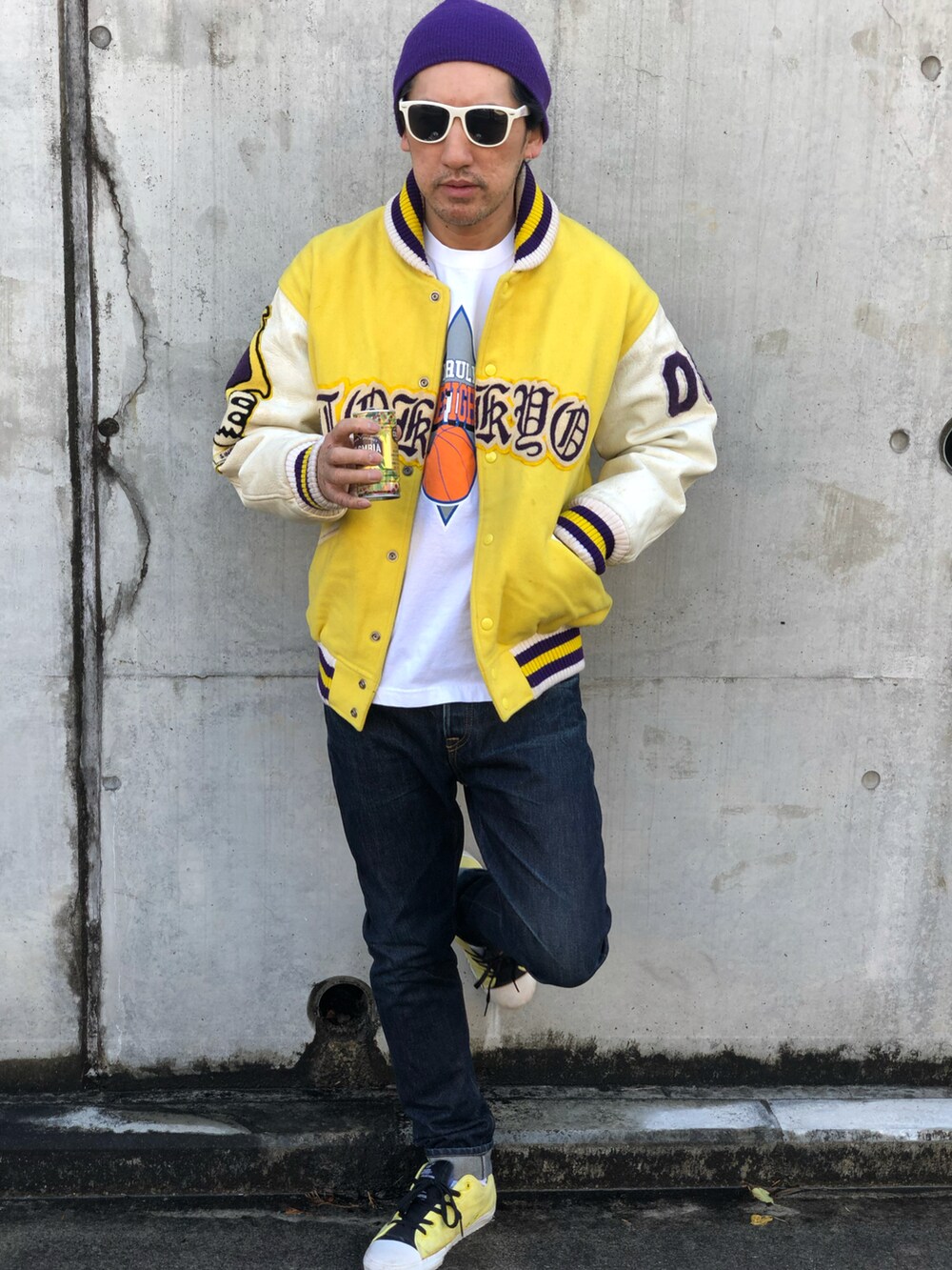 ホワイト系のTシャツ/カットソー、イエロー系のスタジャン、ブルー系のデニムパンツを着用したメンズの秋コーディネートの5枚目の写真