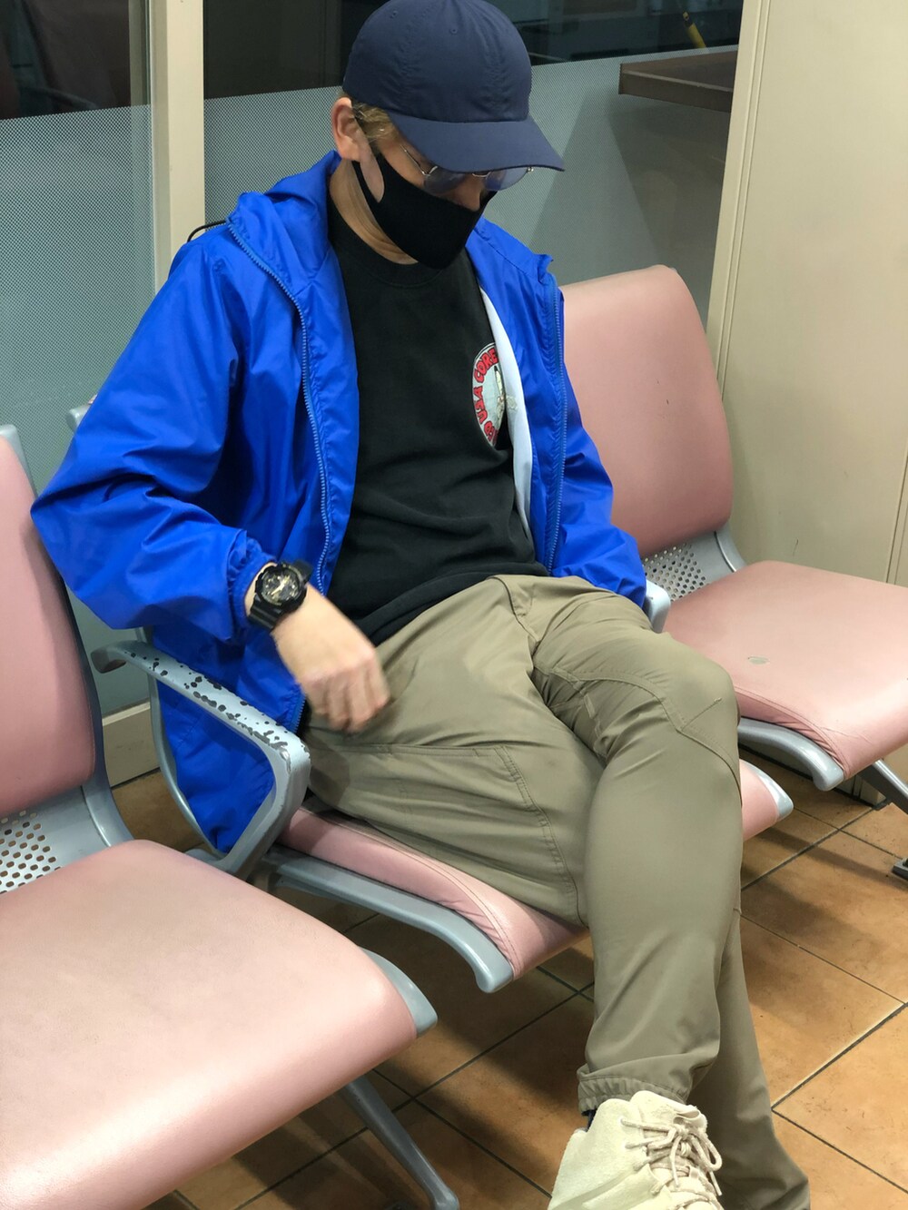 ベージュ系のその他パンツ、ブルー系のナイロンジャケット、ブラック系のTシャツ/カットソーを着用したメンズの秋コーディネートの2枚目の写真