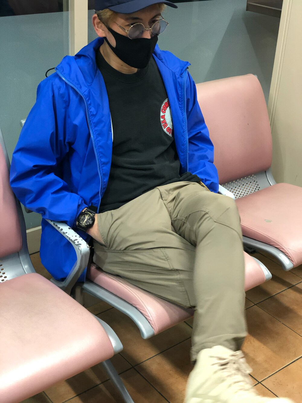 ベージュ系のその他パンツ、ブルー系のナイロンジャケット、ブラック系のTシャツ/カットソーを着用したメンズの秋コーディネートの3枚目の写真