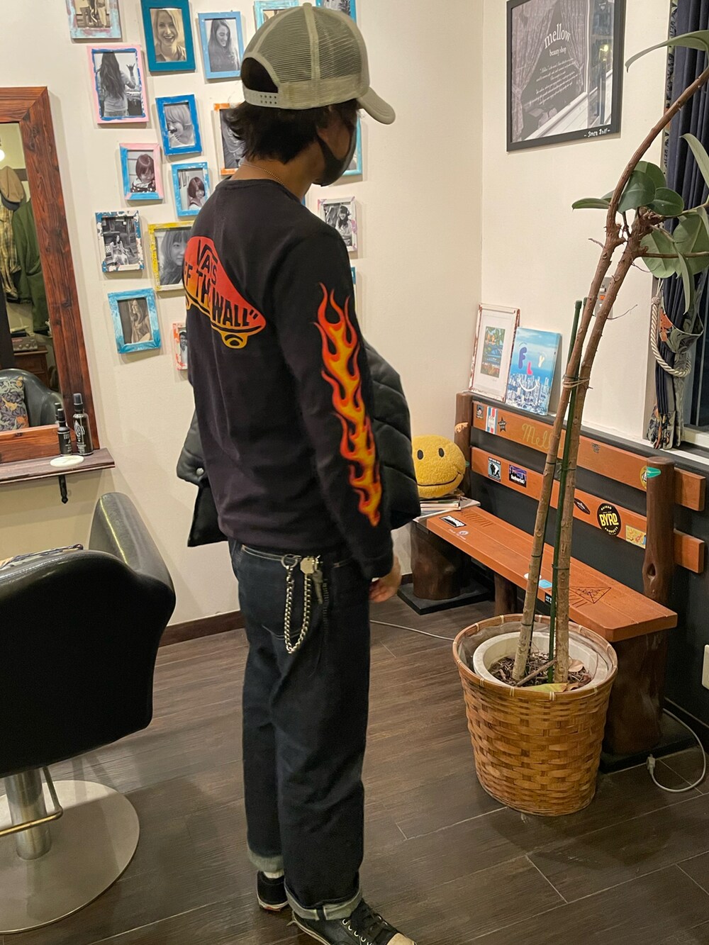 ブラック系のTシャツ/カットソー、ブルー系のデニムパンツ、ブラック系のスニーカーを着用したメンズの冬コーディネートの2枚目の写真
