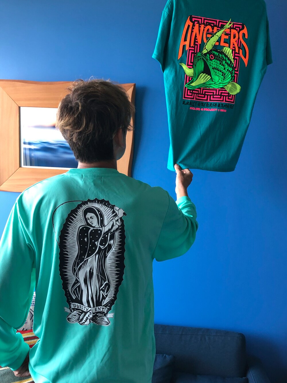 グリーン系のTシャツ/カットソー、ブラック系の水着を着用したメンズの秋コーディネートの5枚目の写真