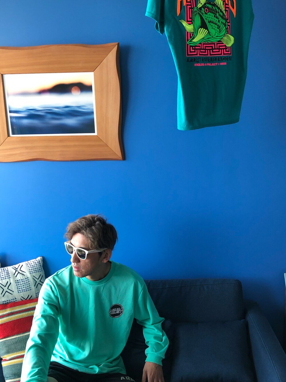 グリーン系のTシャツ/カットソー、ブラック系の水着を着用したメンズの秋コーディネートの3枚目の写真