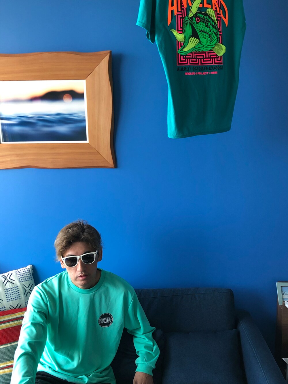 グリーン系のTシャツ/カットソー、ブラック系の水着を着用したメンズの秋コーディネートの4枚目の写真