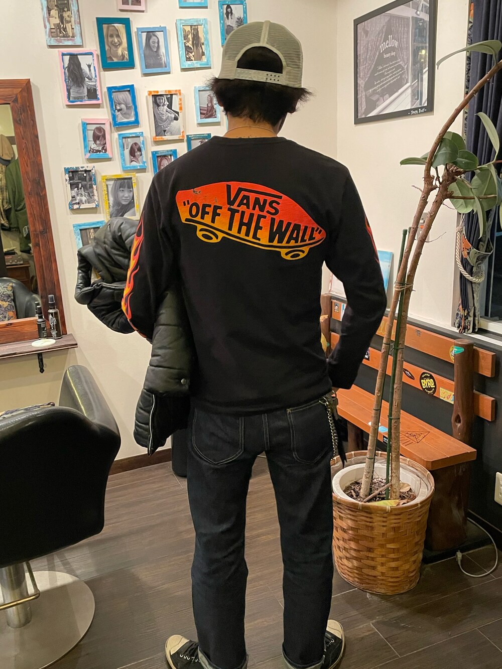 ブラック系のTシャツ/カットソー、ブルー系のデニムパンツ、ブラック系のスニーカーを着用したメンズの冬コーディネートの3枚目の写真