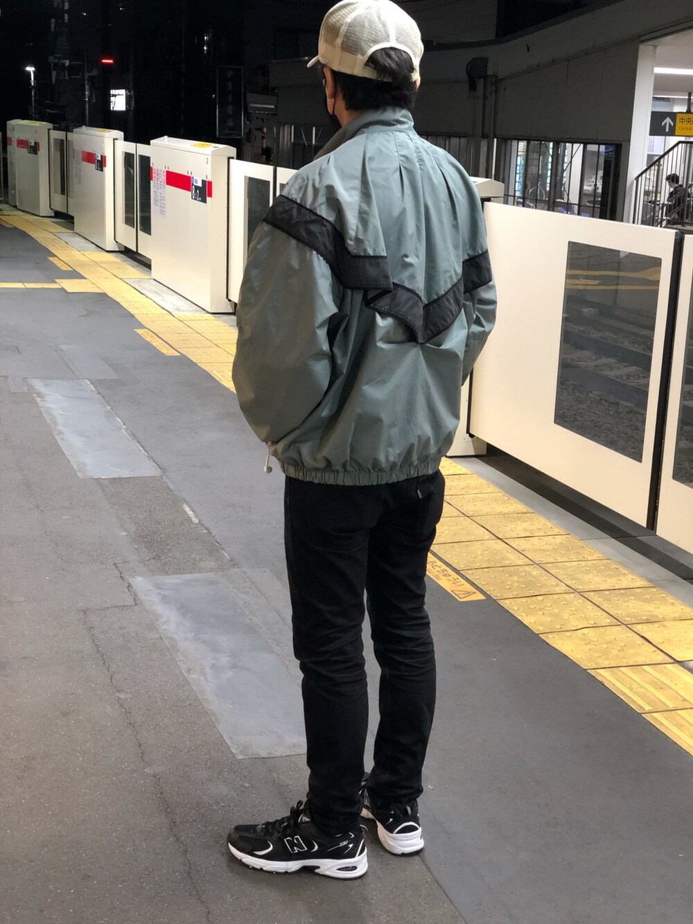 ブラック系のスニーカー、ブラック系のデニムパンツ、ホワイト系のTシャツ/カットソーを着用したメンズの秋コーディネートの3枚目の写真