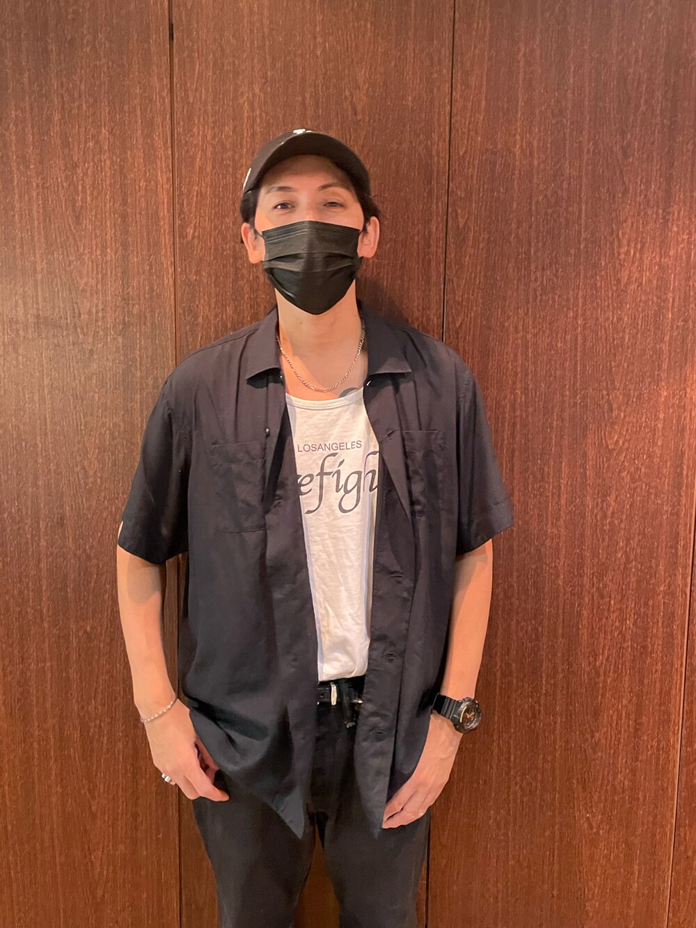 ホワイト系のタンクトップ、ブラック系のシャツ/ブラウス、ブラック系のデニムパンツを着用したメンズの冬コーディネートの2枚目の写真