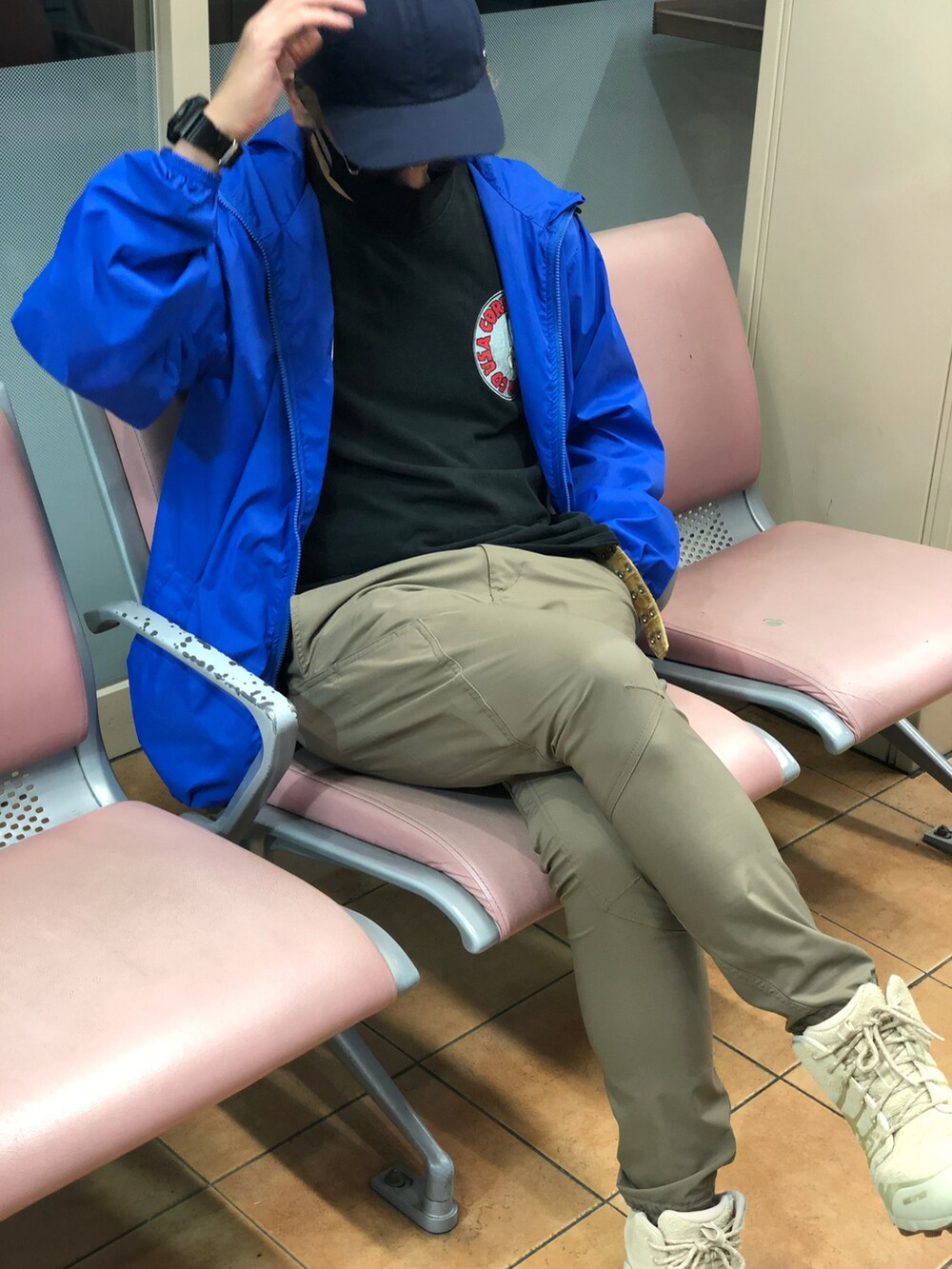 ベージュ系のその他パンツ、ブルー系のナイロンジャケット、ブラック系のTシャツ/カットソーを着用したメンズの秋コーディネートの4枚目の写真
