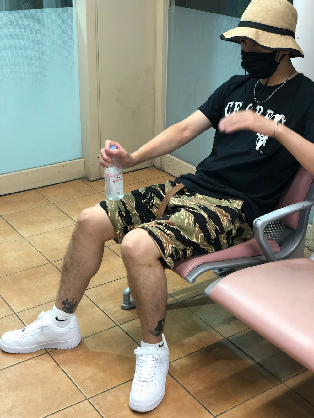 ブラック系のTシャツ/カットソー、グリーン系のカーゴパンツ、ホワイト系のスニーカーを着用したメンズの秋コーディネートの4枚目の写真