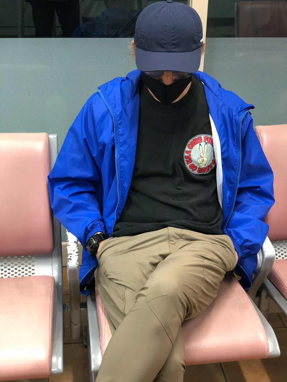 ベージュ系のその他パンツ、ブルー系のナイロンジャケット、ブラック系のTシャツ/カットソーを着用したメンズの秋コーディネートの5枚目の写真