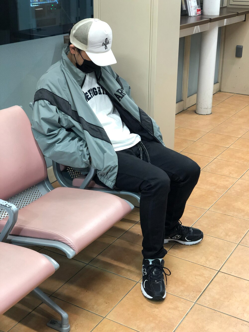 ブラック系のスニーカー、ブラック系のデニムパンツ、ホワイト系のTシャツ/カットソーを着用したメンズの秋コーディネートの4枚目の写真