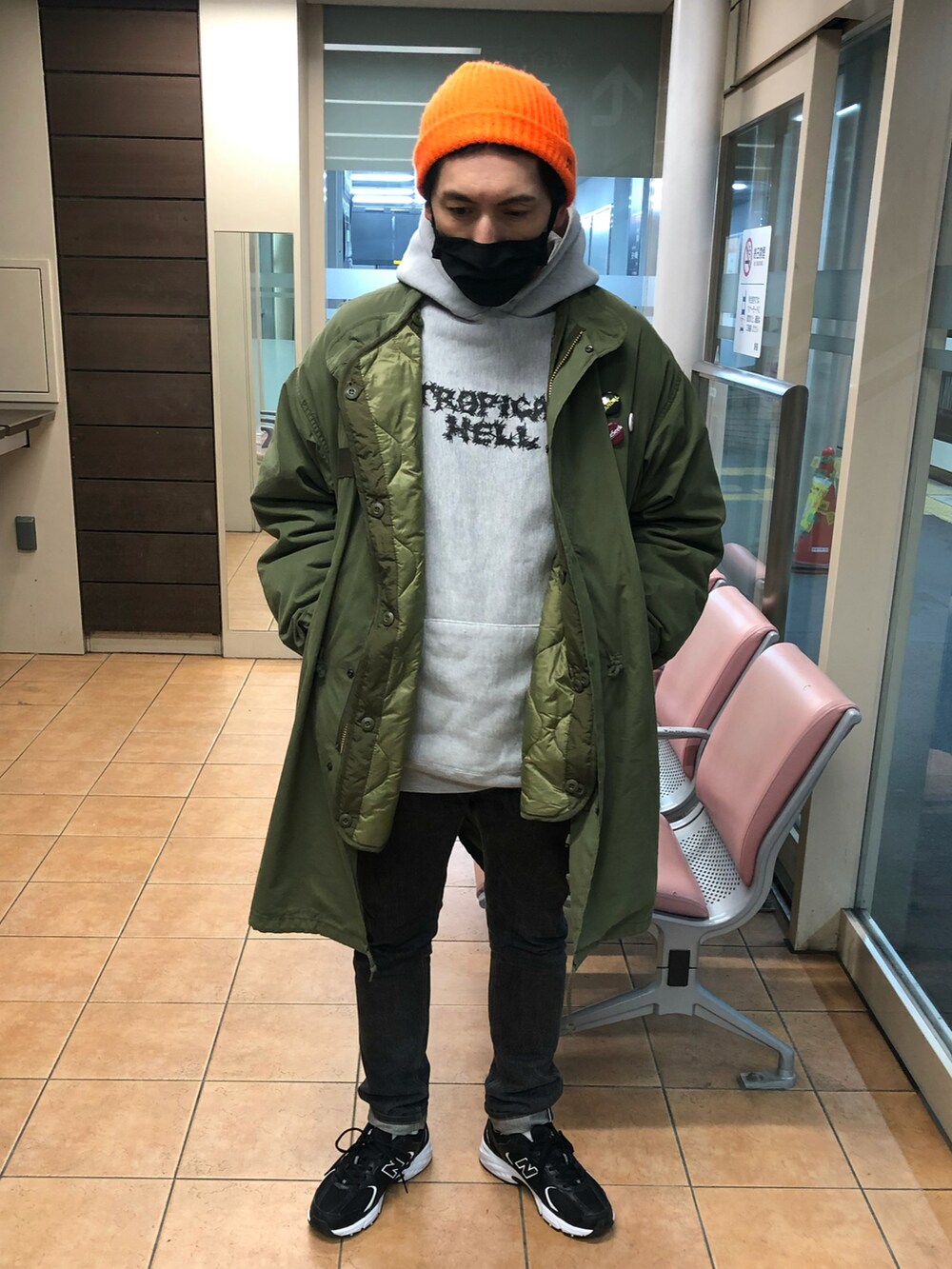 ブルー系のデニムパンツ、ブラック系のスニーカー、グレー系のパーカーを着用したメンズの秋コーディネートの2枚目の写真