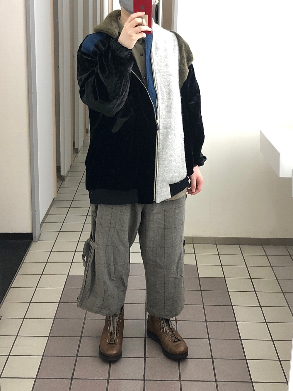 ブラウン系のシャツ/ブラウス、グレー系のパンツ、その他のブルゾンを着用したメンズの冬コーディネートの2枚目の写真