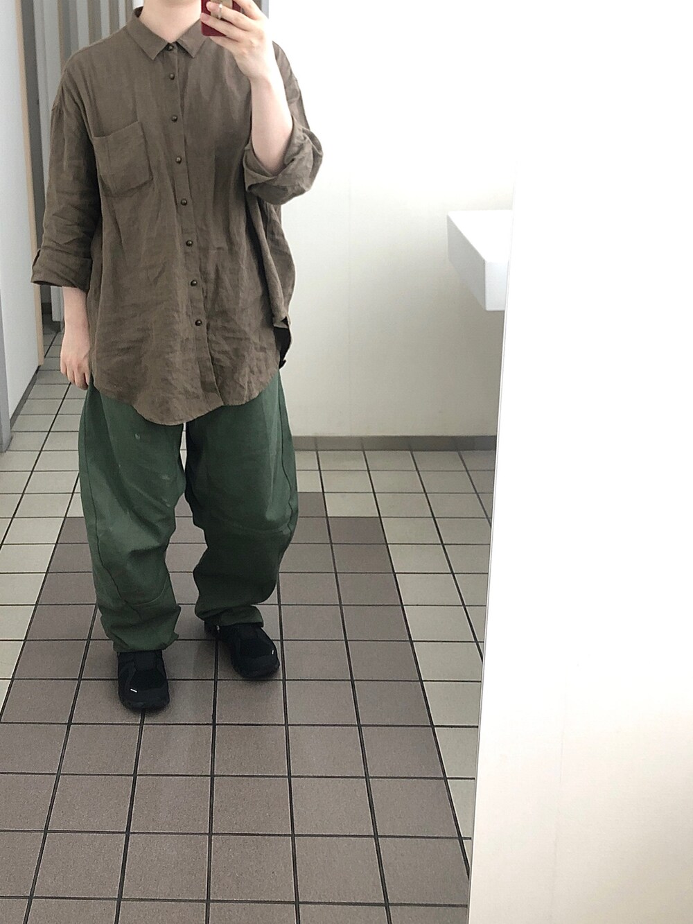 ベージュ系のジャケット/アウター、ブラウン系のシャツ/ブラウス、グリーン系のパンツを着用したメンズの秋コーディネートの2枚目の写真