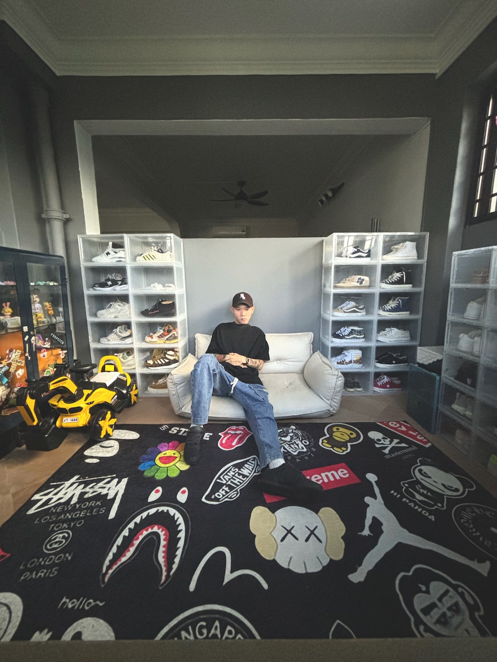 「outfit、adidas、CASIO、Taobao、NEW ERA」｜「Yeezyのアイテム（スニーカー、ブラック系）」を使った、Ng Joelさん（メンズ・169cm）の冬コーディネートの2枚目の写真