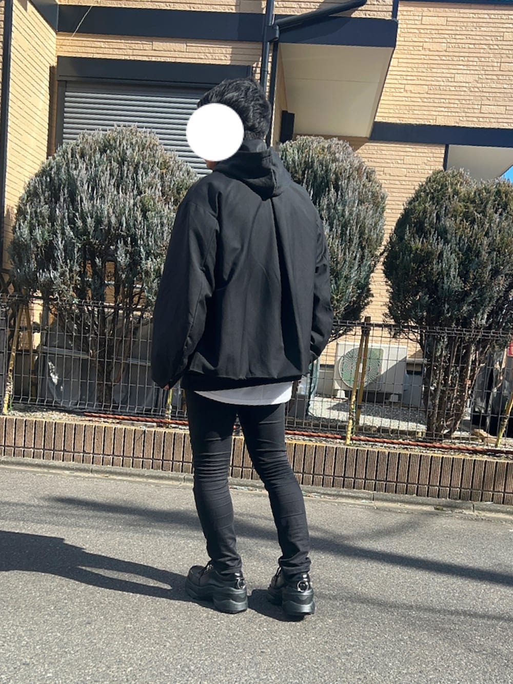 「休日スタイル、ブラック、きれいめカジュアル、スニーカー、春コーデ、シンプル、スキニー、オーバーサイズ、低身長」｜「DOOPZのDOOPZ　ルーズスリーブジップブルゾン（ブルゾン、ブラック系）」を使った、tatsuyaさん（メンズ・164cm）の冬コーディネートの2枚目の写真