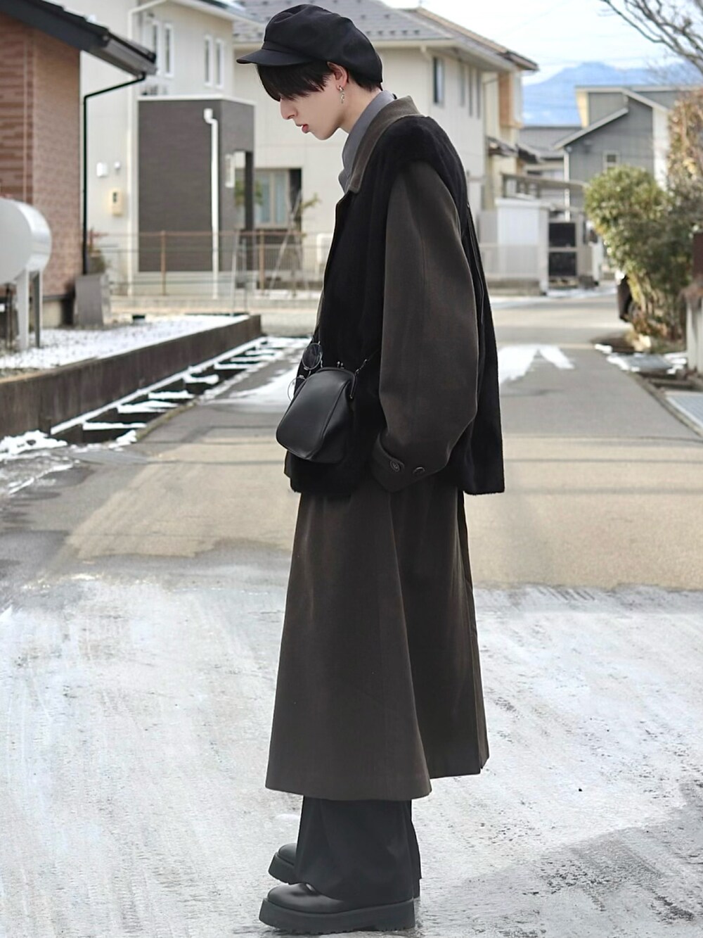 「KENZOのアイテム（チェスターコート、グリーン系）」を使った、ろむしさん（メンズ・174cm）の冬コーディネートの2枚目の写真