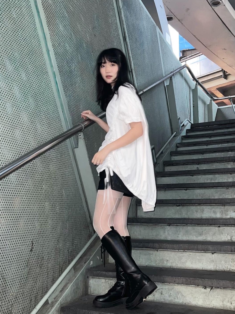 ブラック系のブーツを着用したレディースの夏コーディネートの2枚目の写真