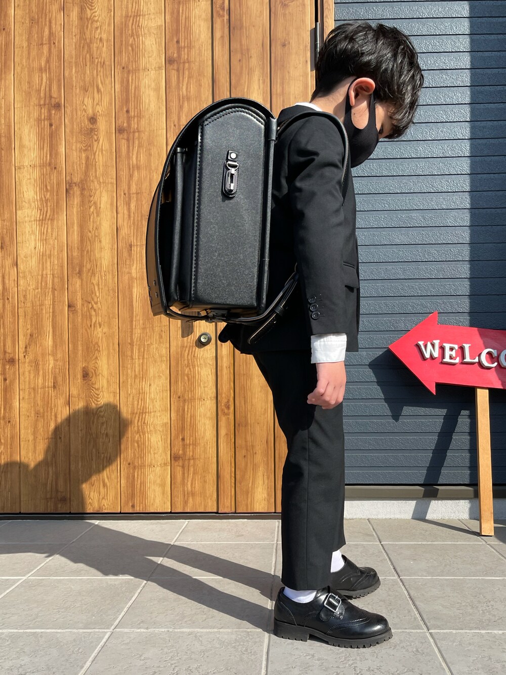 「入学式、スーツスタイル、ベスト、黒」｜「green label relaxingのGLR モンクストラップ シューズ 16.5-23cm（ドレスシューズ、ブラック系）」を使った、AOさん（キッズ・110cm）の春コーディネートの2枚目の写真