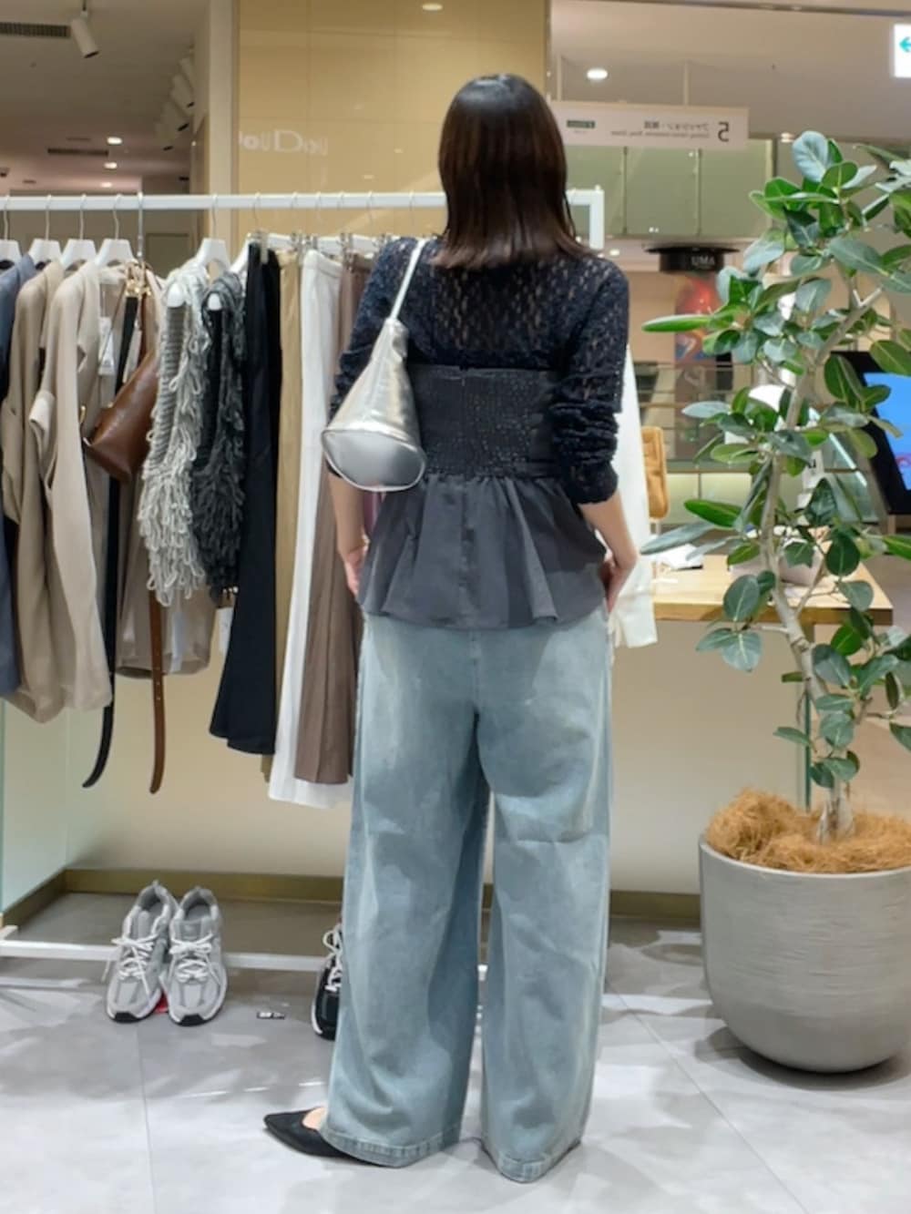 グレー系のシャツ/ブラウス、ブルー系のシャツ/ブラウス、ブルー系のデニムパンツを着用したレディースの秋コーディネートの3枚目の写真