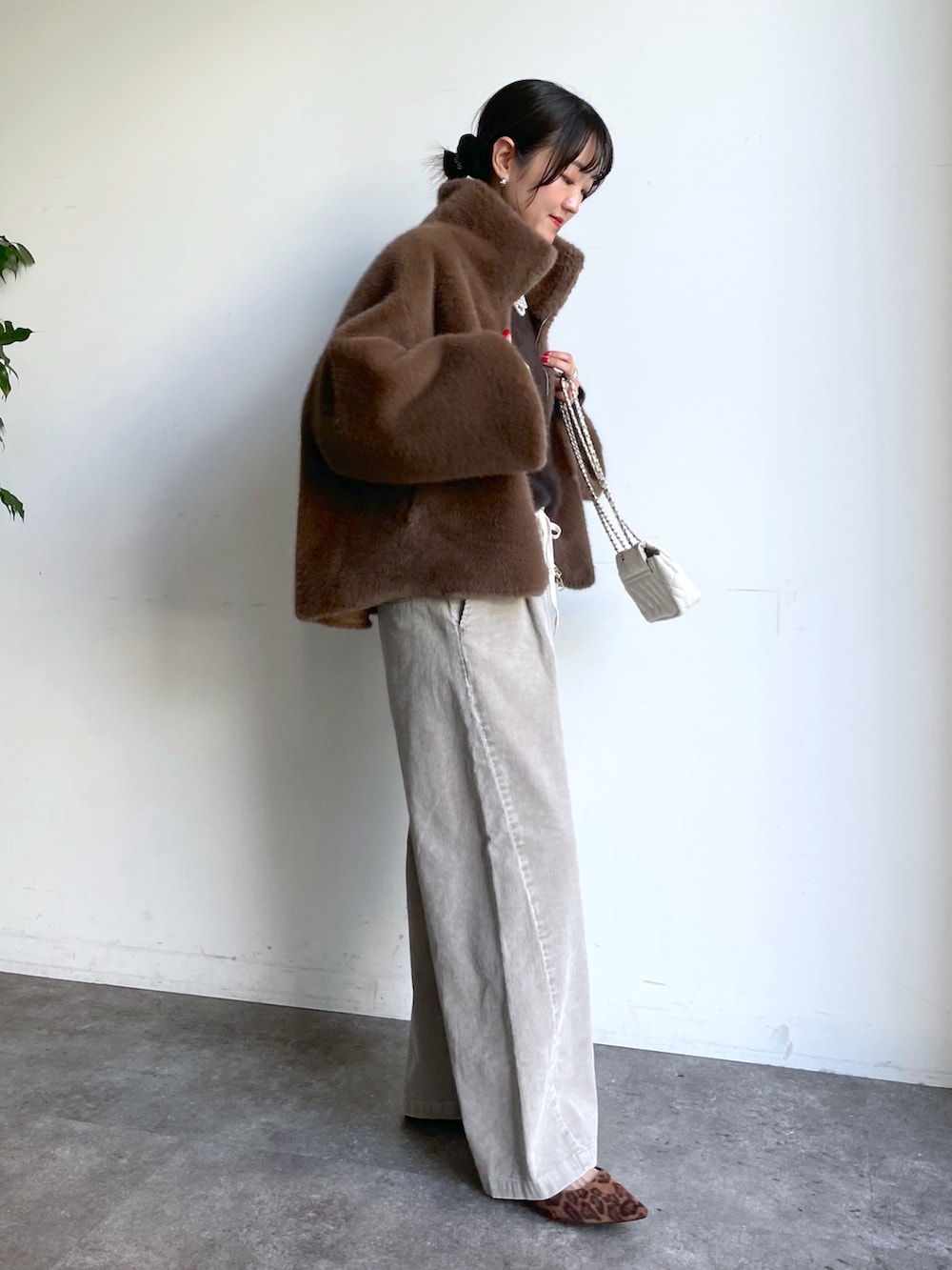 ブラウン系のその他アウター、ブラウン系のニット/セーター、ベージュ系のその他パンツを着用したレディースの秋コーディネートの2枚目の写真