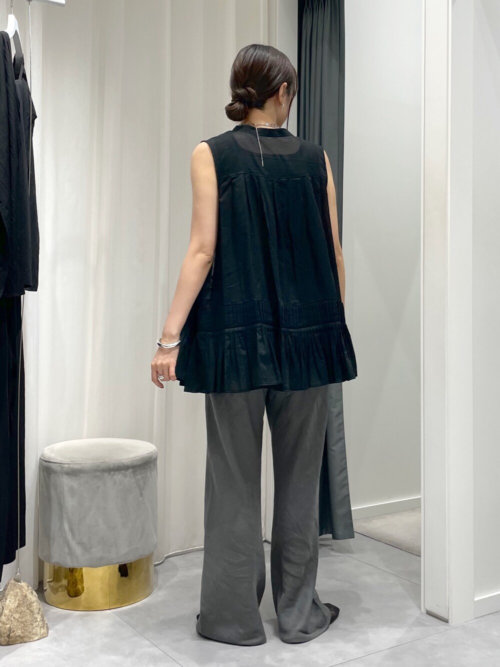 ブラック系のシャツ/ブラウス、ブラック系のタンクトップ、グレー系のその他パンツを着用したレディースの夏コーディネートの2枚目の写真